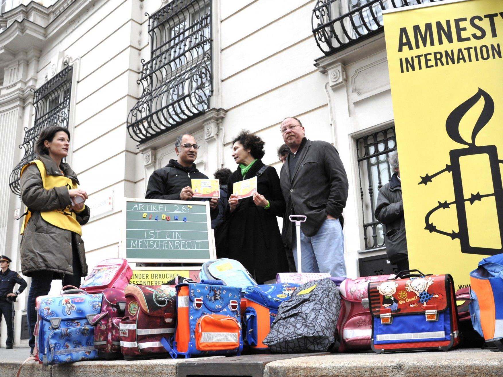 Aktivisten von Amnesty International protestieren am Dienstag (23.10.12) in Wien vor dem Bundeskanzleramt gegen die Asylpolitik der Bundesregierung.