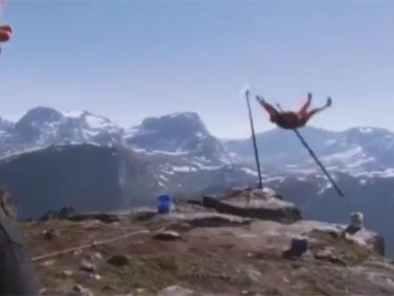 Richard Henriksen: Spektakulärer Unfall mit glimpflichem Ausgang. Richard Henriksen: Spektakulärer Unfall mit glimpflichem Ausgang.