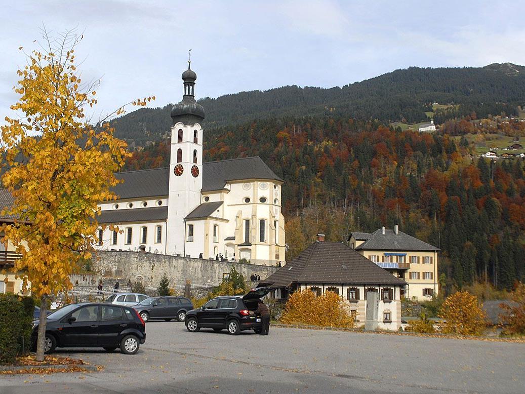 Pfarr- und Wallfahrtskirche Tschagguns gegen Bartholomäberg, 1. November 2010
