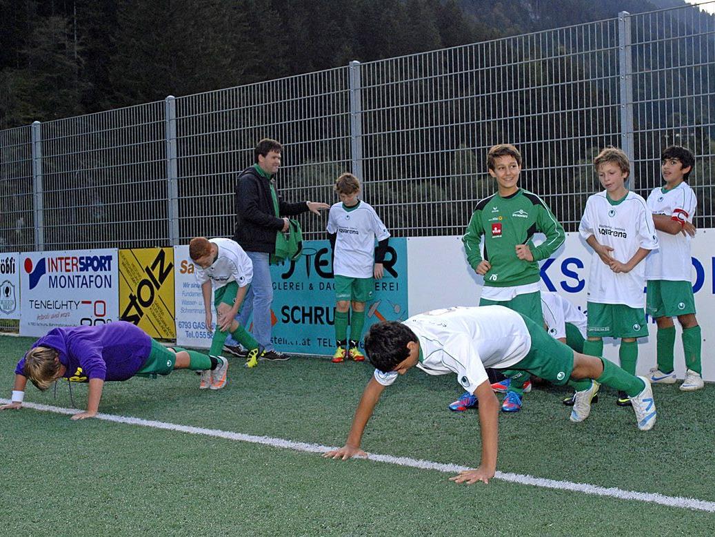 Einige Spieler der SPG Montafon U13 beim Aufwärmen vor einem Meisterschaftsspiel in Gaschurn
