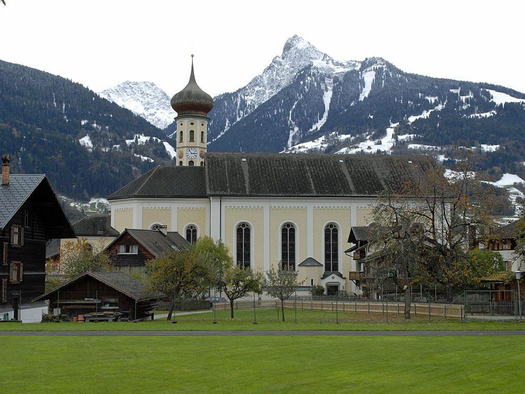 Blick von der Mittelschule Schruns-Dorf zur örtlichen Pfarrkirche St. Jodok