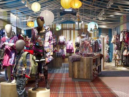 Passend zur Mode ist auch der neue Desigual Flagship Store auf der Mariahilfer Straße gestaltet. Passend zur Mode ist auch der neue Desigual Flagship Store auf der Mariahilfer Straße gestaltet.