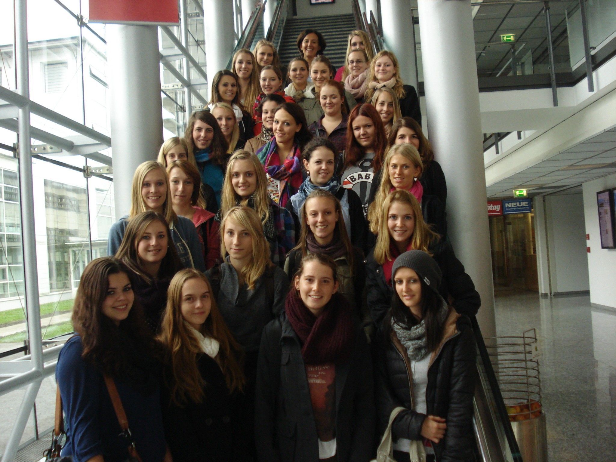 Die Maturaklasse Marienberg besuchte das Vorarlberger Medienhaus. Die Maturaklasse Marienberg besuchte das Vorarlberger Medienhaus.