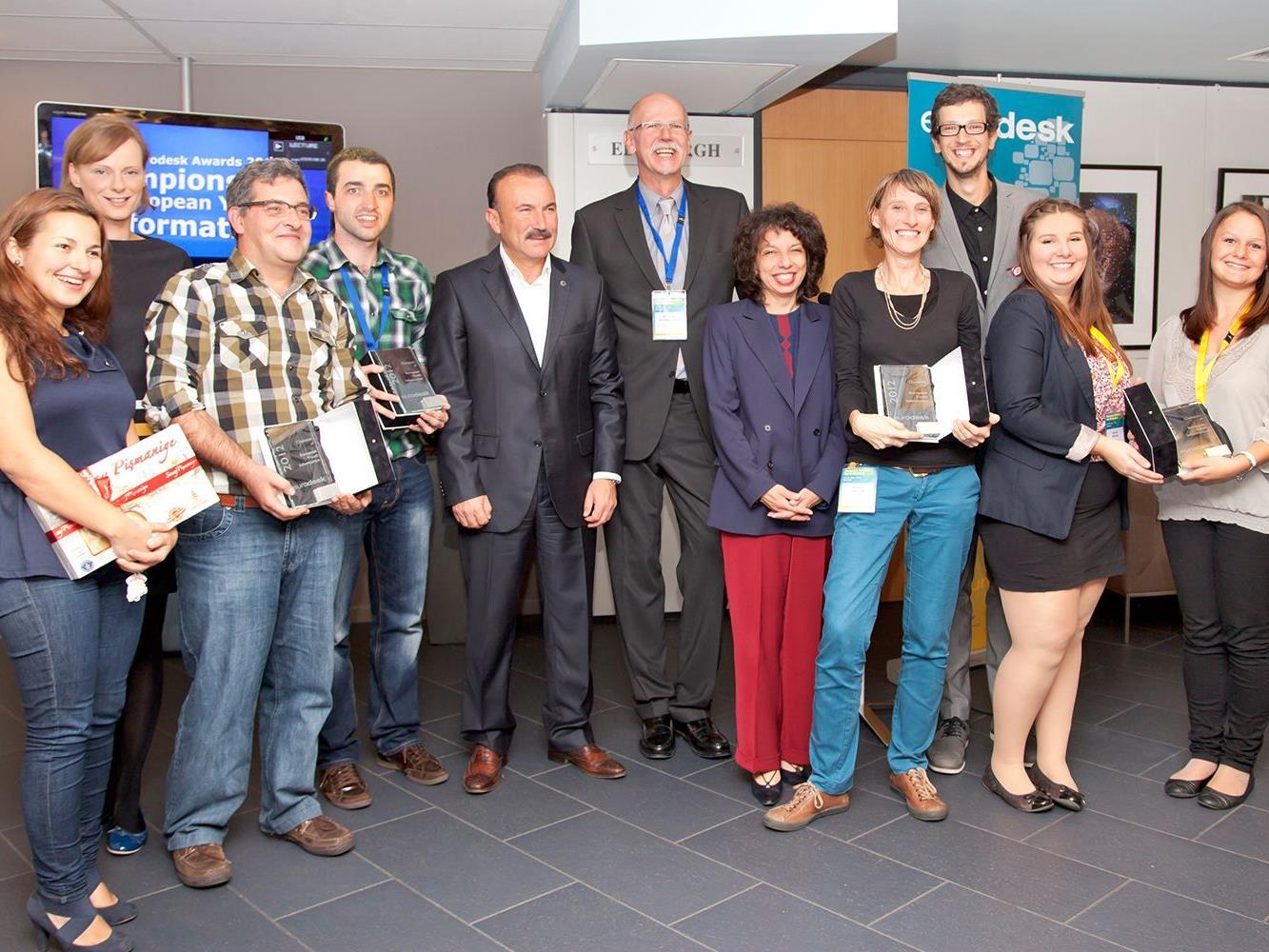 Sarah Peyha und Madlen Fleisch vom aha-Jugend-Team (rechts im Bild) nahmen den Preis in Brüssel entgegen.