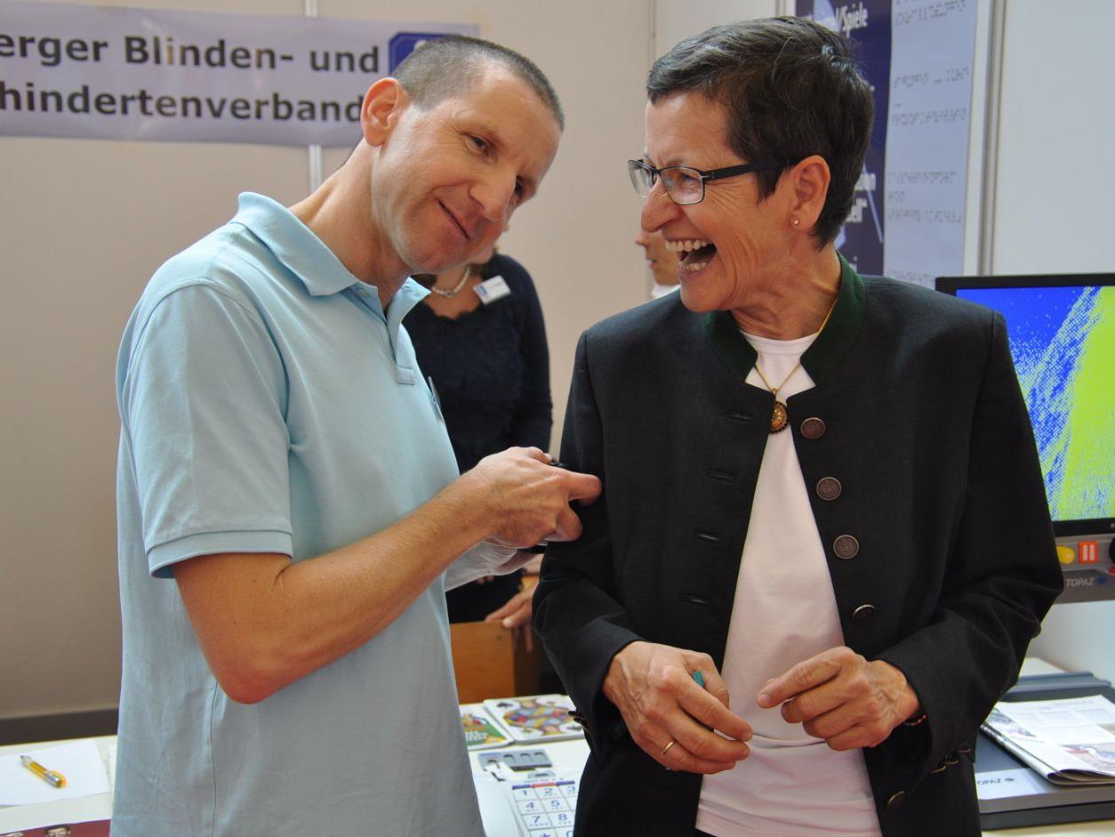 DEr Obmann des Blinden- und Sehbehindertenverbandes Vlbg. Karlheinz Ritter testet das Farbtestgerät an LR Greti Schmid