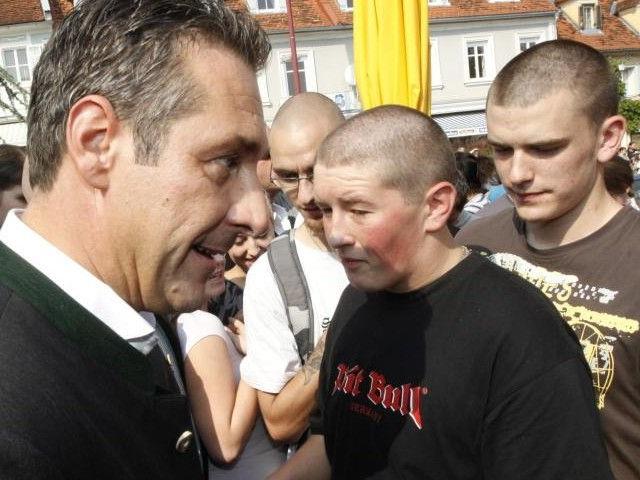 Autogrammstunde mit HC Strache: Der Chef der österreichischen Freiheitlichen wird von glatzköpfigen Jugendlichen umringt. Scharsach: „Die FPÖ ist von der Basis bis in die Parteispitze mit bekennenden Nazis, Rassisten und Terroristen vernetzt.“