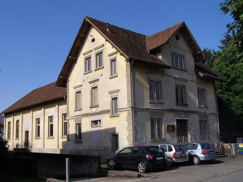 Das traditionsreiche Vereinshaus in Lauterach sollte längst in neuem Glanz erstrahlen, stattdessen haben die Baupläne eine Reise durch die Instanzen angetreten. Das traditionsreiche Vereinshaus in Lauterach sollte längst in neuem Glanz erstrahlen, stattdessen haben die Baupläne eine Reise durch die Instanzen angetreten.