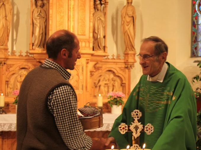 Bürgermeister Stefan Strolz bedankt sich bei Hans Partl für 43 Jahre Seelsorge in Warth.