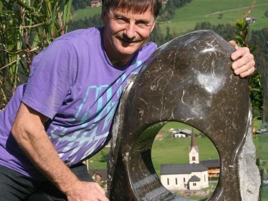 Hoch über Müselbach präsentiert Martin Flatz seine Arbeiten „Leben im Stein“. Hoch über Müselbach präsentiert Martin Flatz seine Arbeiten „Leben im Stein“.
