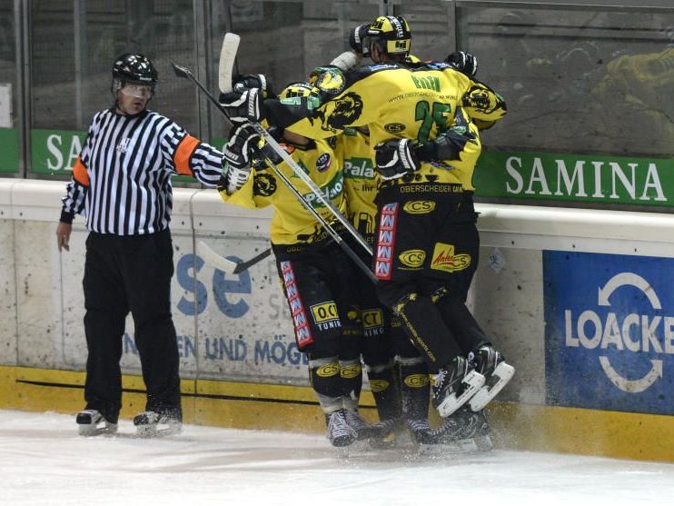 Jubel beim EHC Palaoro Lustenau: 3:2 Derbysieg in Feldkirch nach 0:2-Rückstand. Jubel beim EHC Palaoro Lustenau: 3:2 Derbysieg in Feldkirch nach 0:2-Rückstand.