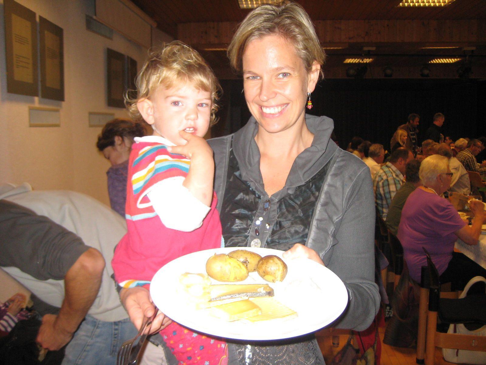 Auch Agnes besuchte mit Mama Carmen gerne den Kartoffeltag.