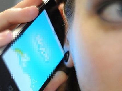 Die Frau hatte auf der Straße telefoniert, als ihr plötzlich ein Unbekannter die Augen zu hielt. Die Frau hatte auf der Straße telefoniert, als ihr plötzlich ein Unbekannter die Augen zu hielt.