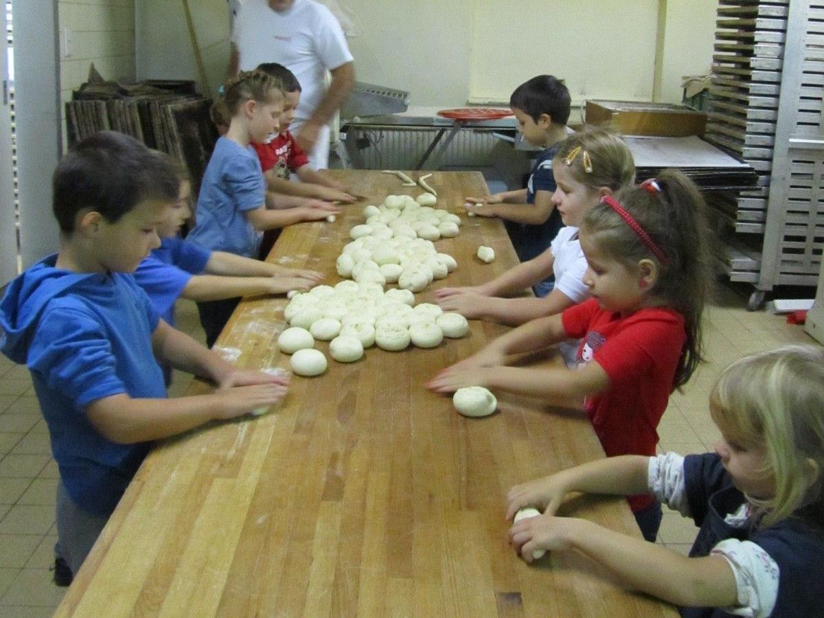 Bäcker Didi bereitete für die Mädchen und Buben vom Kindergarten Hasenfeld eine ganze Menge Hefeteig vor.