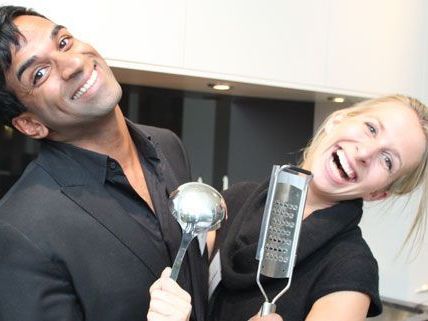Ramesh Nair und Moderatorin Stefanie Hofbauer hatten beim Koch-Event sichtlich ihren Spaß. Ramesh Nair und Moderatorin Stefanie Hofbauer hatten beim Koch-Event sichtlich ihren Spaß.
