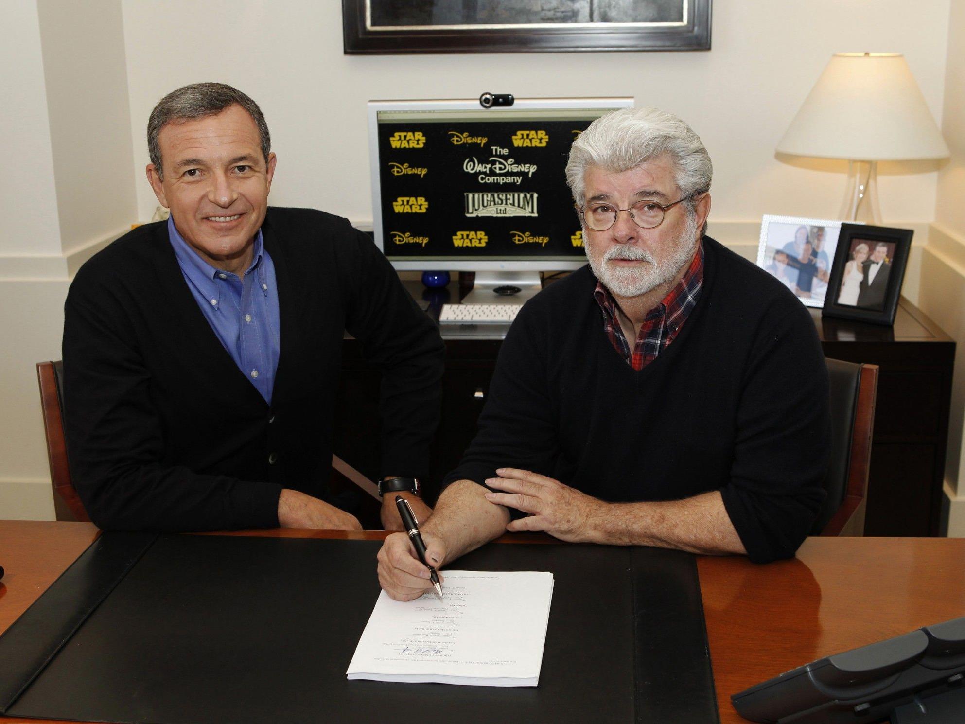 George Lucas' Unterschrift besiegelt am 30. Oktober 2012 die Übernahme.