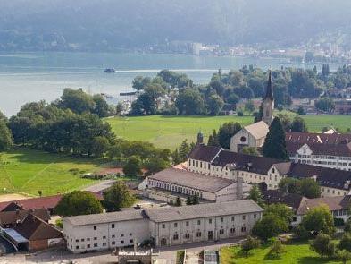 Der Klostergutshof Mehrerau (links im Klosterkomplex) ist einer der größten Vorarlberger Landwirtschaftsbetriebe und wird in Zukunft für Sutterlüty biologische Lebensmittel erzeugen.