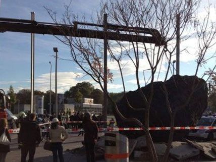 Zahlreiche Schaulustige bestaunten den künstlichen Meteoriten am Praterstern. Zahlreiche Schaulustige bestaunten den künstlichen Meteoriten am Praterstern.
