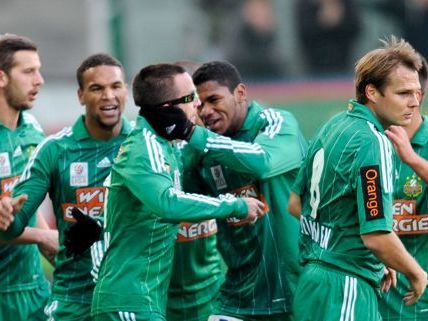 Eines der Tore des 2:0 stammte von Rapids Kapitän Hofmann, im Bild mit Spezialbrille nach einer Verletzung. Eines der Tore des 2:0 stammte von Rapids Kapitän Hofmann, im Bild mit Spezialbrille nach einer Verletzung.