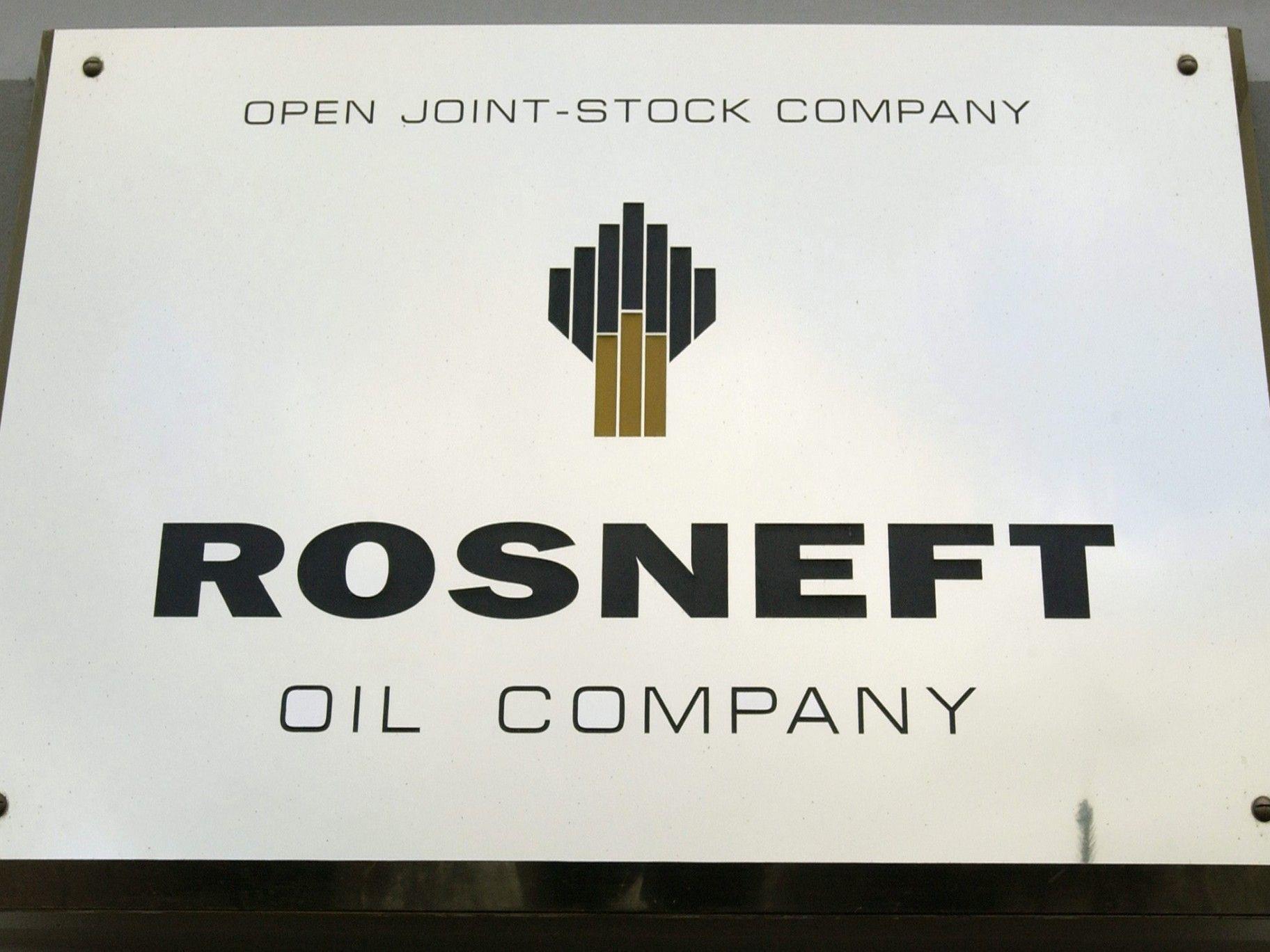 Rosneft kauft BP und Oligarchen Joint Venture TNK-BP ab.