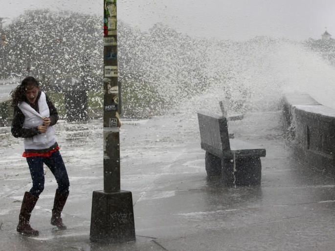 Hurrikan "Sandy" legt öffentliches Leben lahm.
