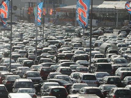 Es gibt verschiedene Möglichkeiten mit öffentlichen Verkehrsmitteln von Wien aus zur SCS zu fahren.