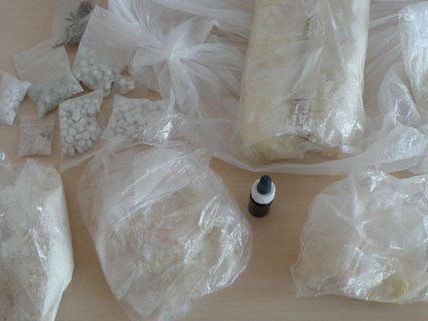 Nach langjährigen Ermittlungen kam es nun zu 20 Festnahmen, Drogen wurden sichergestellt. Nach langjährigen Ermittlungen kam es nun zu 20 Festnahmen, Drogen wurden sichergestellt.