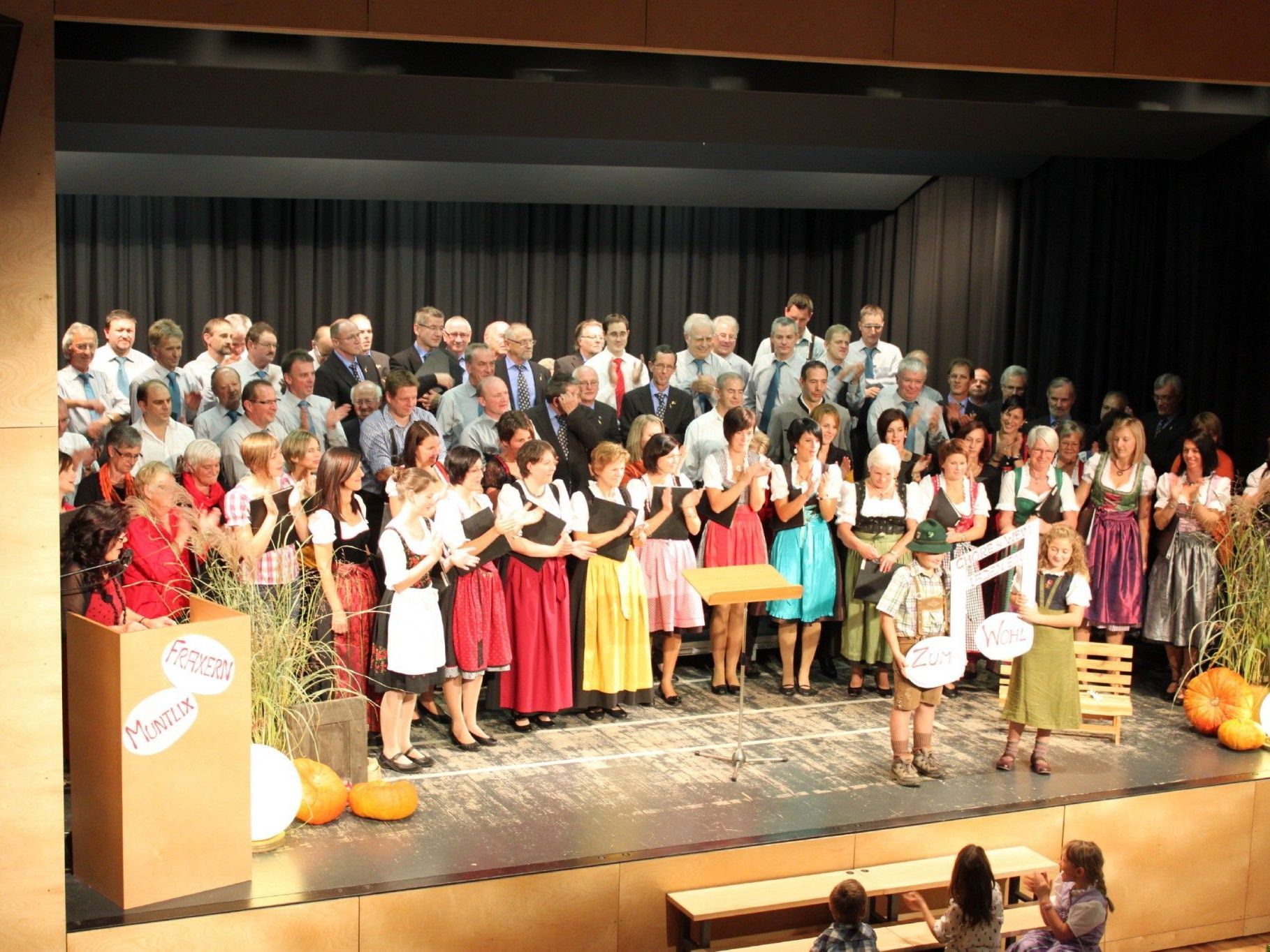 Am Schluss des offiziellen Programms: Alle Chöre im gemeinsamen Gesang vereint auf der Bühne, bevor die Zugaben direkt an den Tischen im Fraxner Jakob-Summer-Saal gesungen wurden. Am Schluss des offiziellen Programms: Alle Chöre im gemeinsamen Gesang vereint auf der Bühne, bevor die Zugaben direkt an den Tischen im Fraxner Jakob-Summer-Saal gesungen wurden.