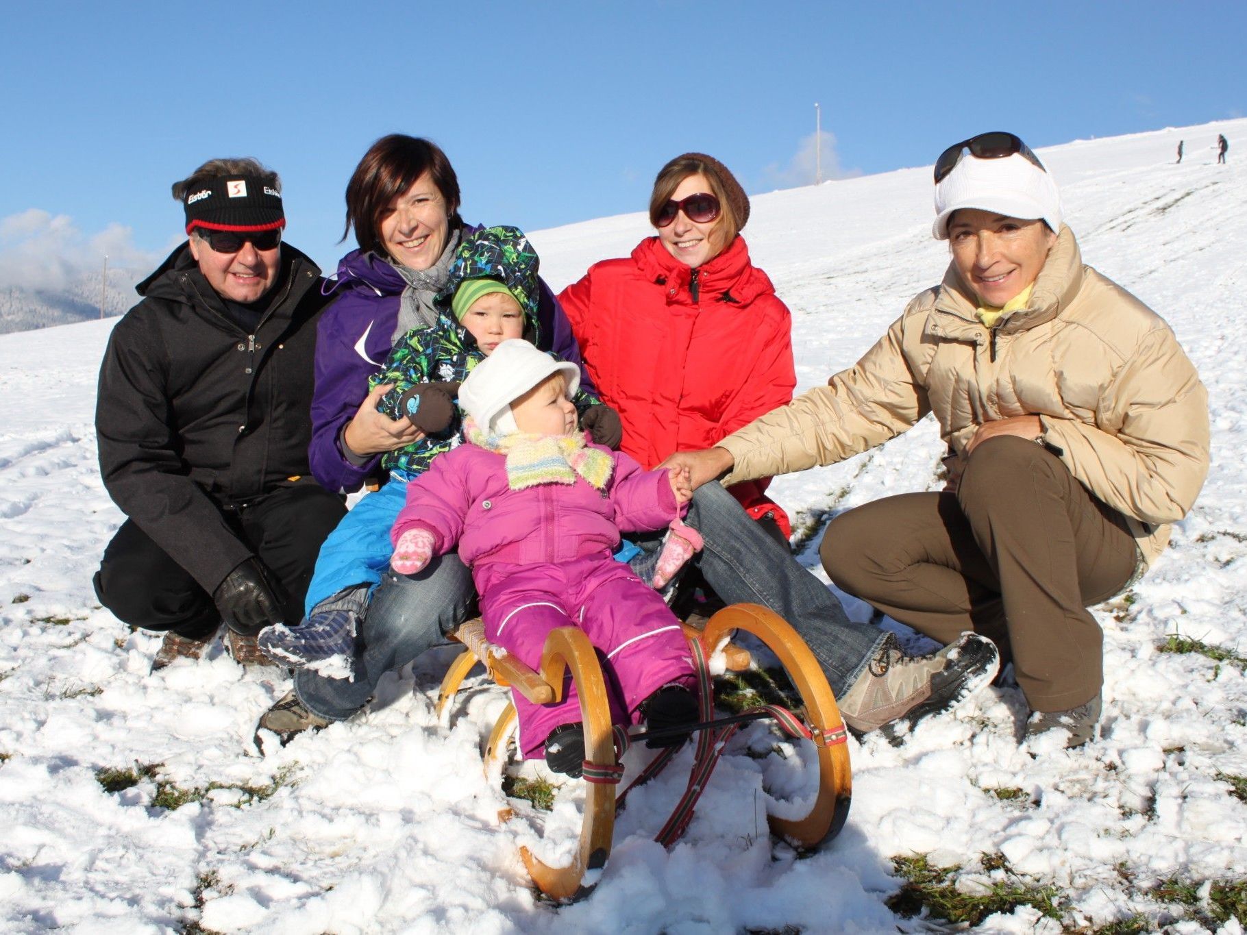 Die Kusinen Johanna und Laurin vergnügen sich beim Rodeln in Furx mit ihren Mamas und Großeltern. Die Kusinen Johanna und Laurin vergnügen sich beim Rodeln in Furx mit ihren Mamas und Großeltern.