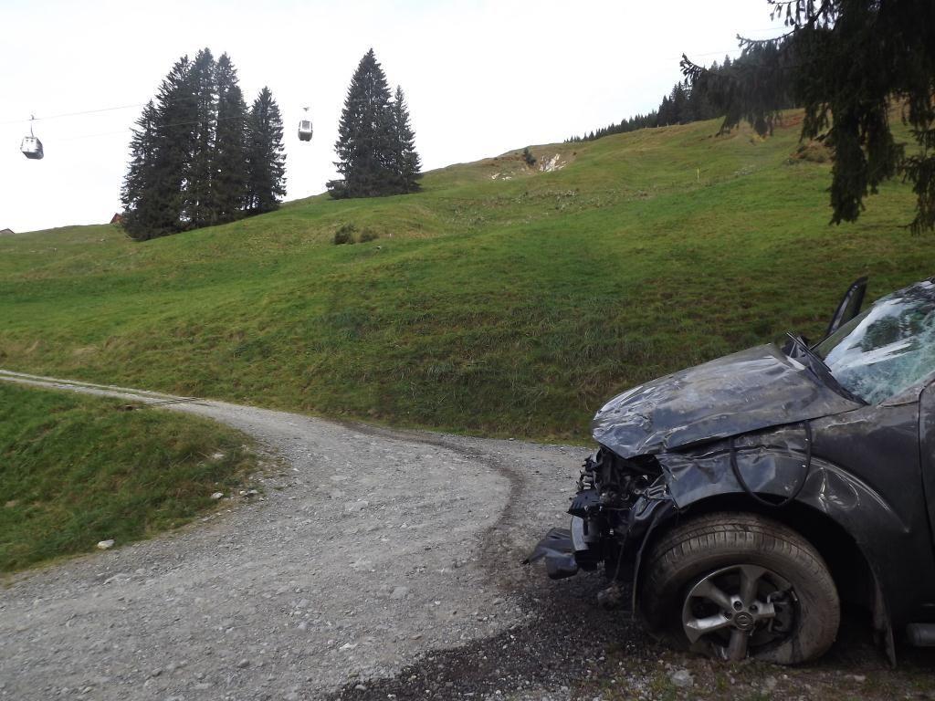 Mit Auto mehr als 80 Meter über steilen Hang gestürzt - Schweizer erlag Verletzungen. Mit Auto mehr als 80 Meter über steilen Hang gestürzt - Schweizer erlag Verletzungen.