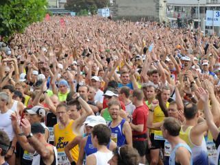 10.000 Teilnehmer, davon 3000 Kids sind bei der 6. Auflage des Sparkasse Marathon am Start. 10.000 Teilnehmer, davon 3000 Kids sind bei der 6. Auflage des Sparkasse Marathon am Start.