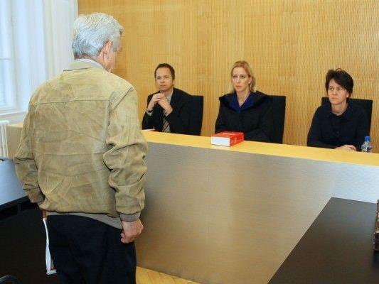 November 2011: Bild vom ersten Prozess gegen den damals 62-jährigen Angeklagten.