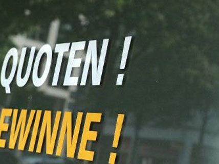Von den Tätern, die am Samstag ein Wettlokal überfallen haben, fehlt bisher jede Spur. Von den Tätern, die am Samstag ein Wettlokal überfallen haben, fehlt bisher jede Spur.