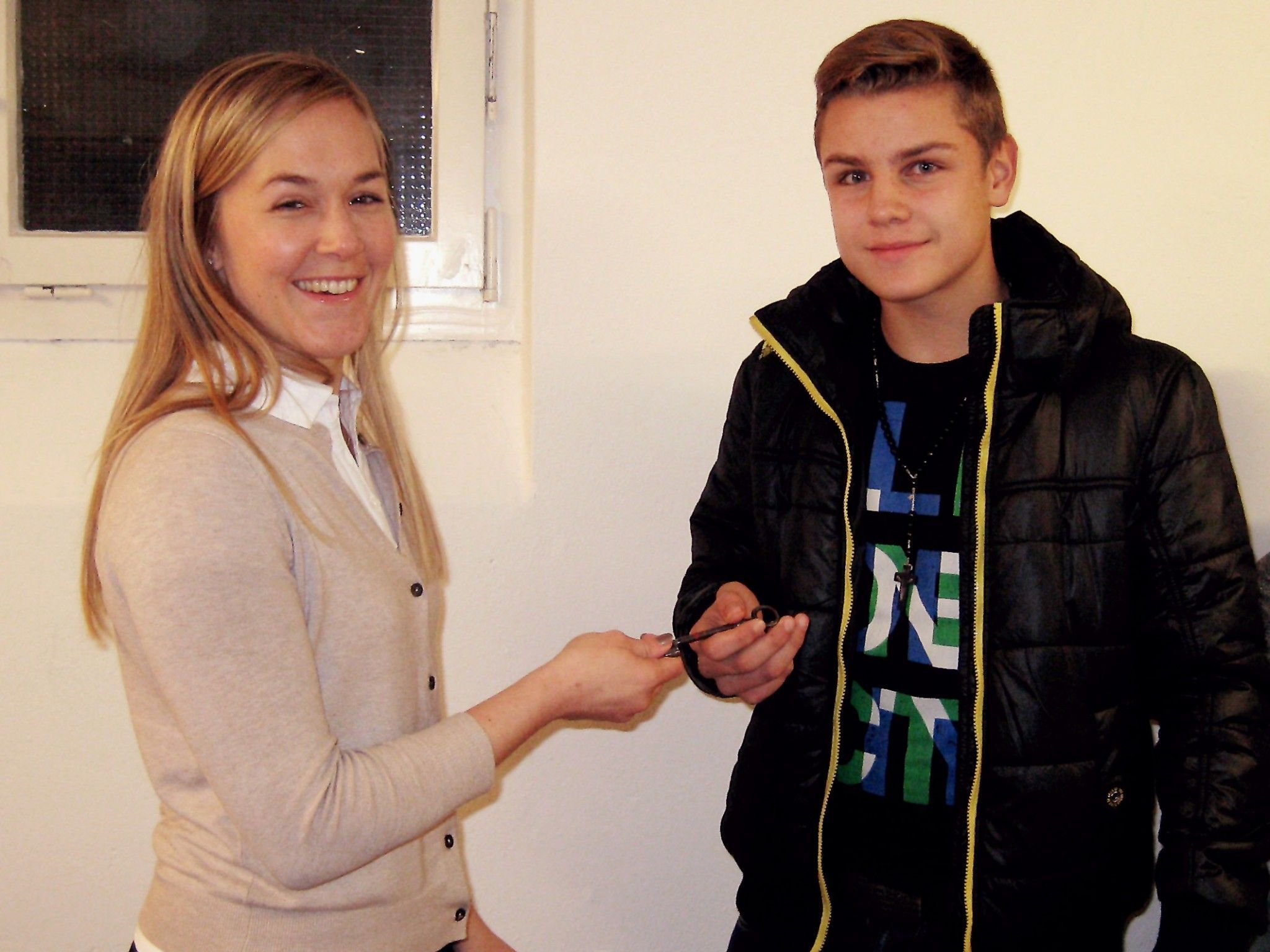 Gemeinderätin Daniela Ebner übergibt den Schlüssel an Sandro Daradan Gemeinderätin Daniela Ebner übergibt den Schlüssel an Sandro Daradan