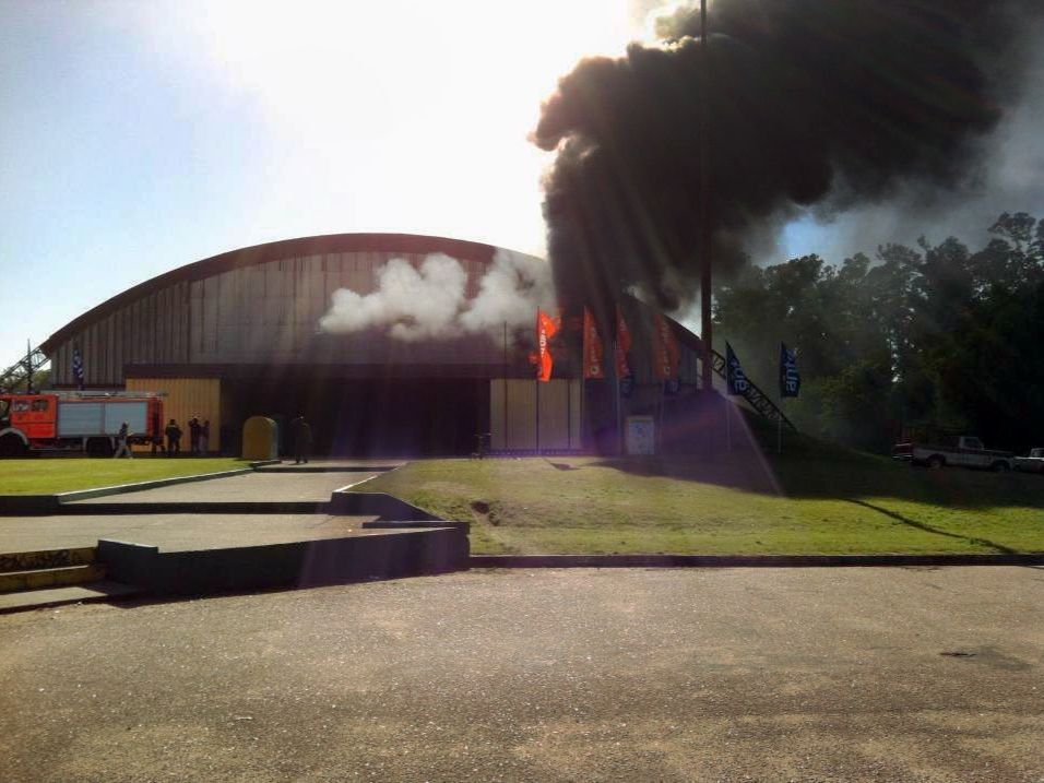 DIe Rollhockey-B-WM-Halle in Uruguay wurde ein Raub der Flammen, der Auftakt wackelt gehörig. DIe Rollhockey-B-WM-Halle in Uruguay wurde ein Raub der Flammen, der Auftakt wackelt gehörig.