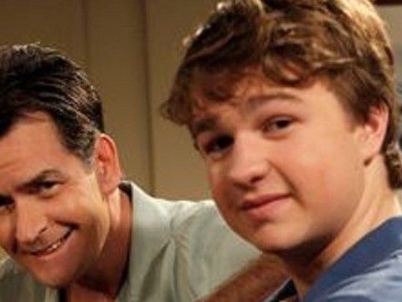 Angus T. Jones rudert zurück. Angus T. Jones rudert zurück.