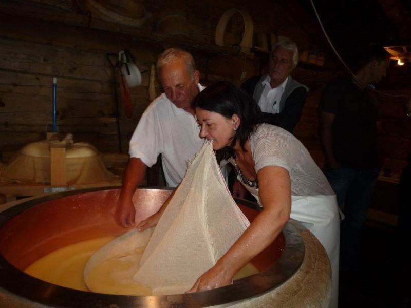 Manuela Auer war bei der Käseherstellung in Sonntag vor Ort und legte selbst Hand an.