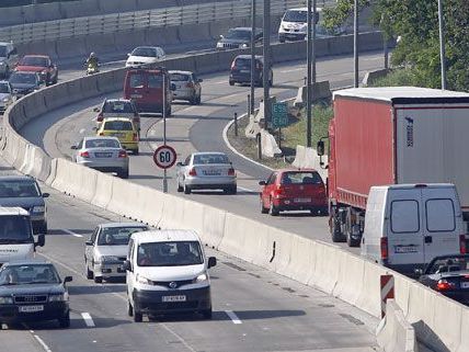 Verkehrsstau auf der A23 nach Auffahrunfall mit Verletzten Verkehrsstau auf der A23 nach Auffahrunfall mit Verletzten