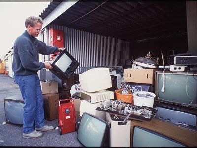 Besonders Elektroaltgeräte werden sehr gerne im Rahmen einer Problemstoffsammlung kostenlos abgegeben Besonders Elektroaltgeräte werden sehr gerne im Rahmen einer Problemstoffsammlung kostenlos abgegeben