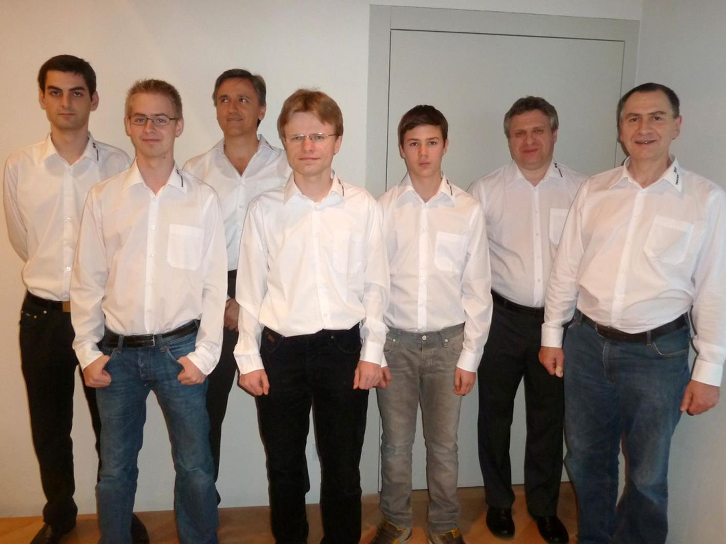 Reinhard Kuntner (r.) mit dem Bundesliga-Team des Schachklubs Hohenems.