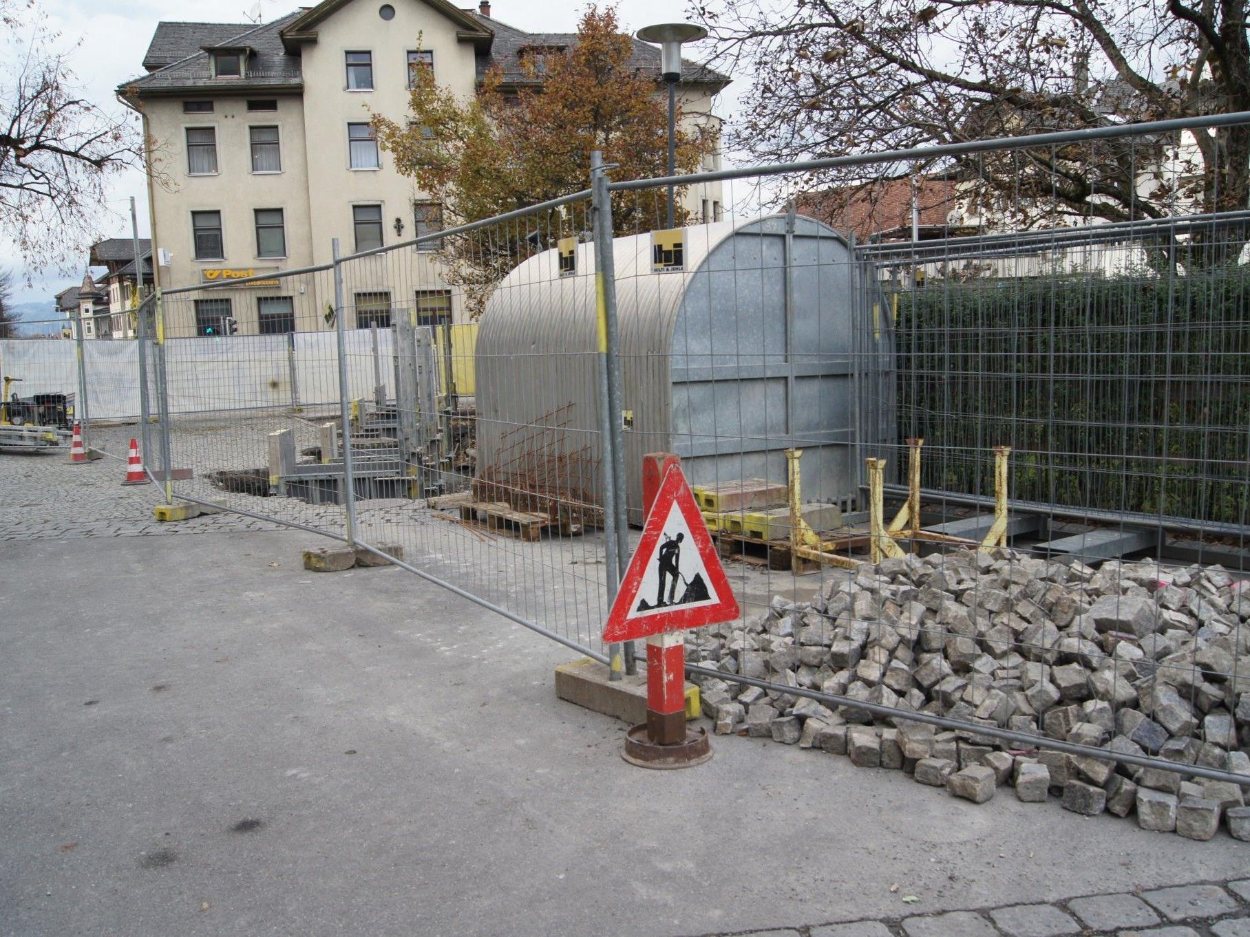 Neben der Pfarrkirche Hatlerdorf werden die Fundamente für den neuen Fahrradabstellplatz errichtet.