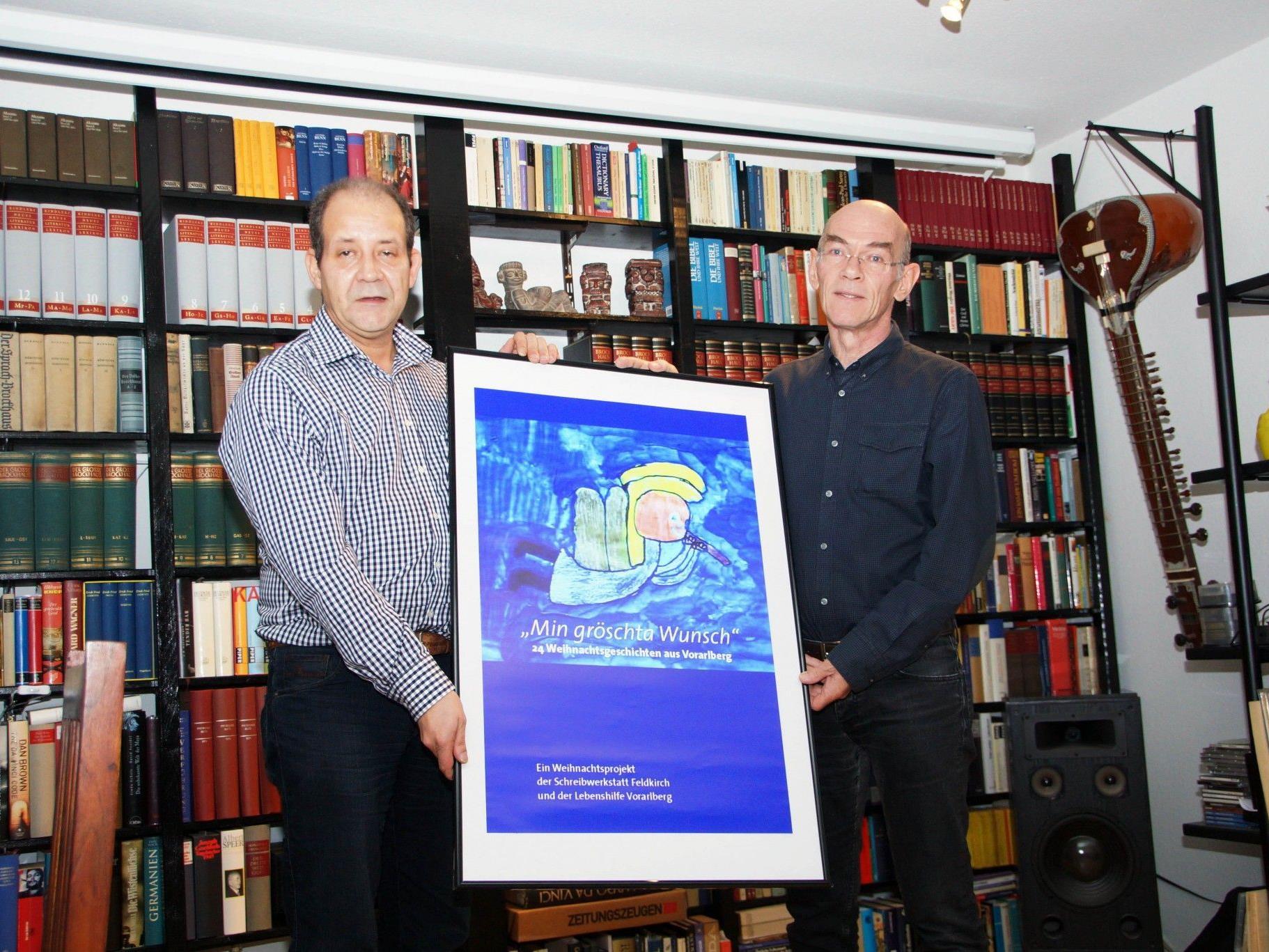 Horst-Stefan Jochum und Eric Parisse mit dem Umschlagentwurf zu „Min gröschta Wunsch“.