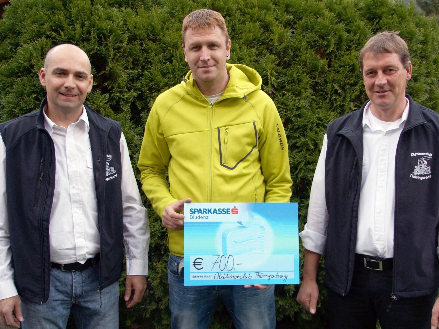 Die OTC-Mitglieder Peter Handlos und Günther Konzett bei der Spendenübergabe an Papa Daniel. Die OTC-Mitglieder Peter Handlos und Günther Konzett bei der Spendenübergabe an Papa Daniel.