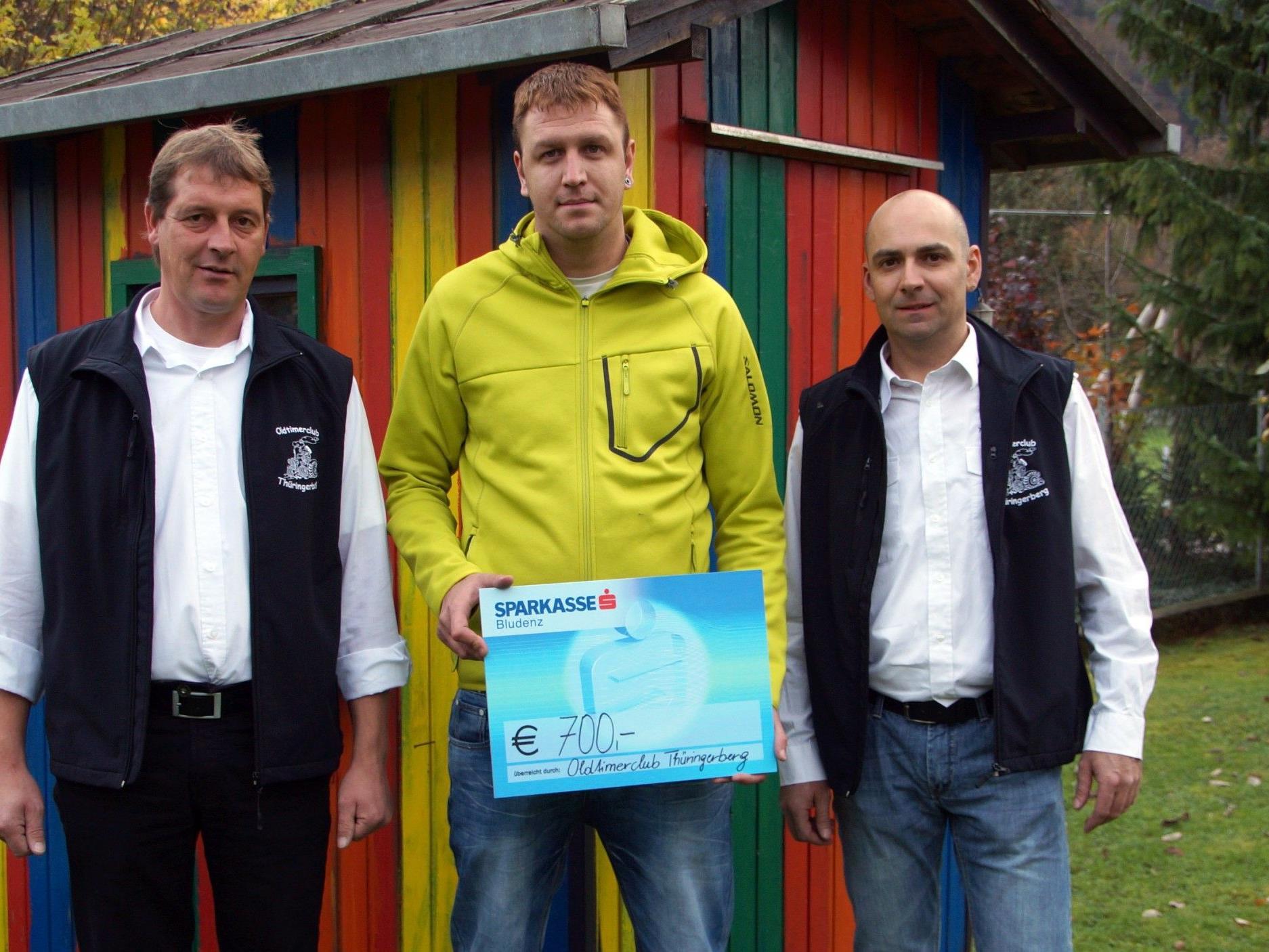 Die OTC-Mitglieder Günter Konzett und Peter Handlos bei der Spendenübergabe an Papa Daniel.