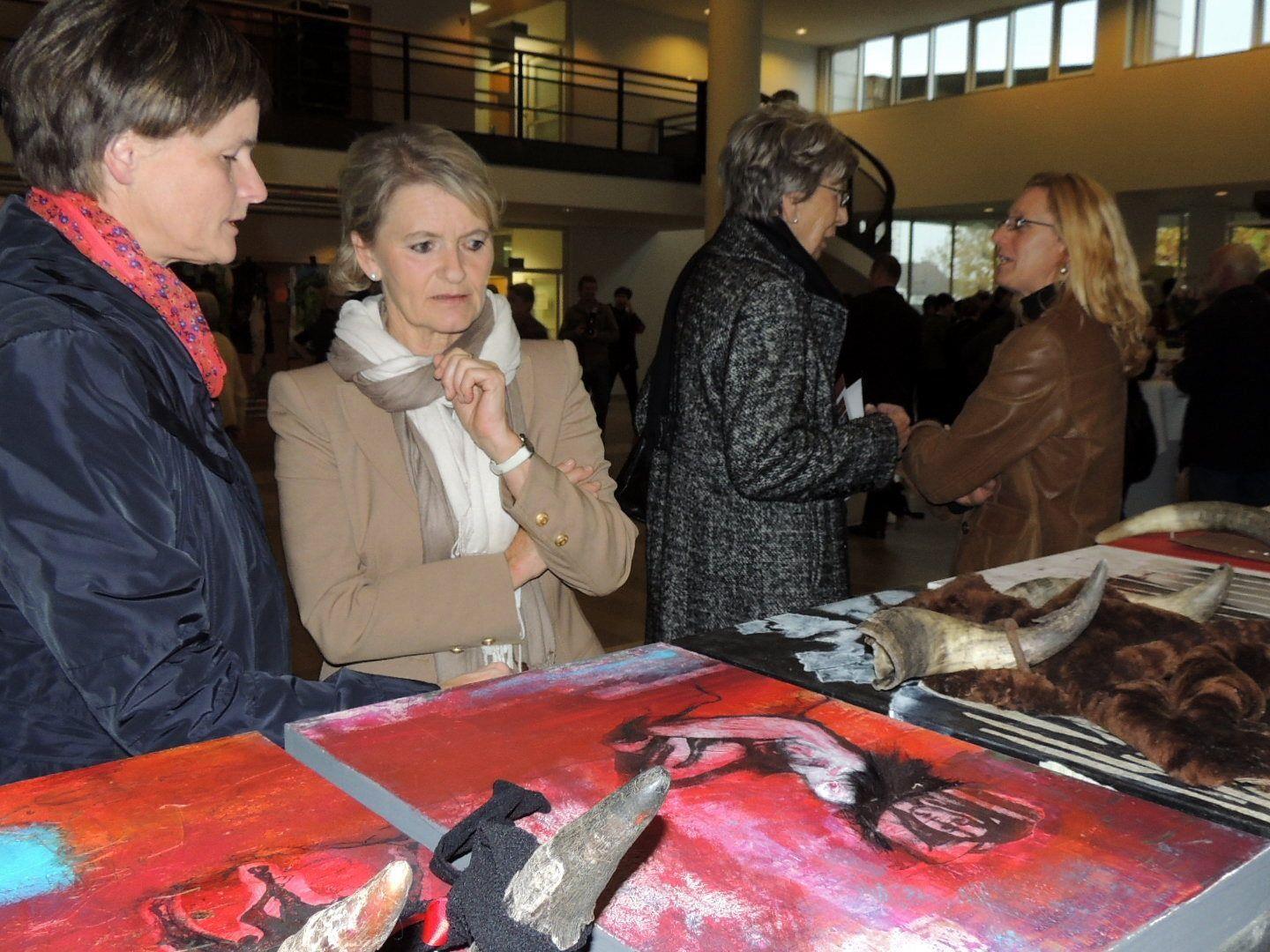 Besucherinnen und Künstlerinnen bei der Ausstellung im Landhaus