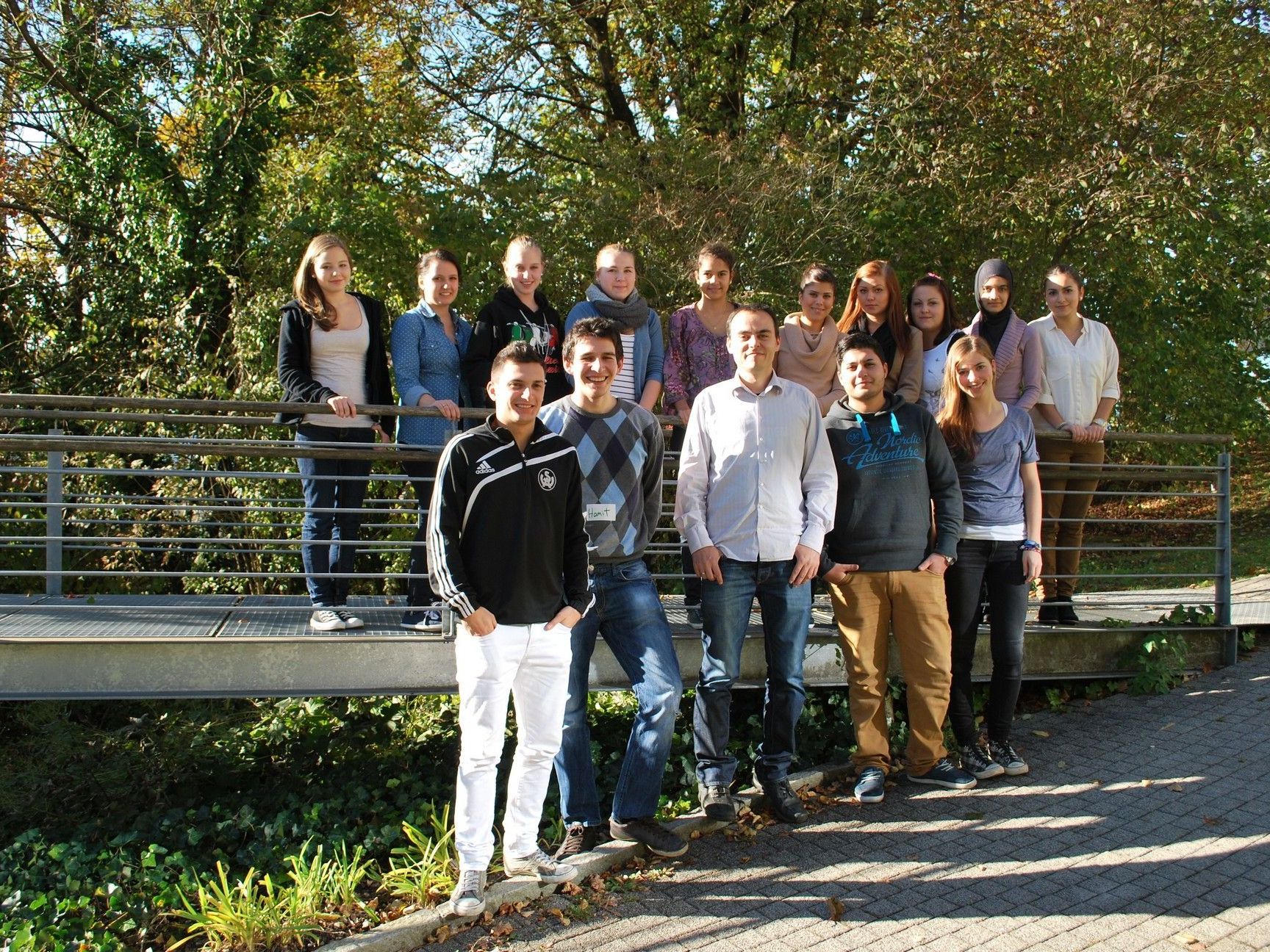 Jugendliche setzen sich aktiv gegen Rassismus und Fremdenfeindlichkeit ein. Jugendliche setzen sich aktiv gegen Rassismus und Fremdenfeindlichkeit ein.