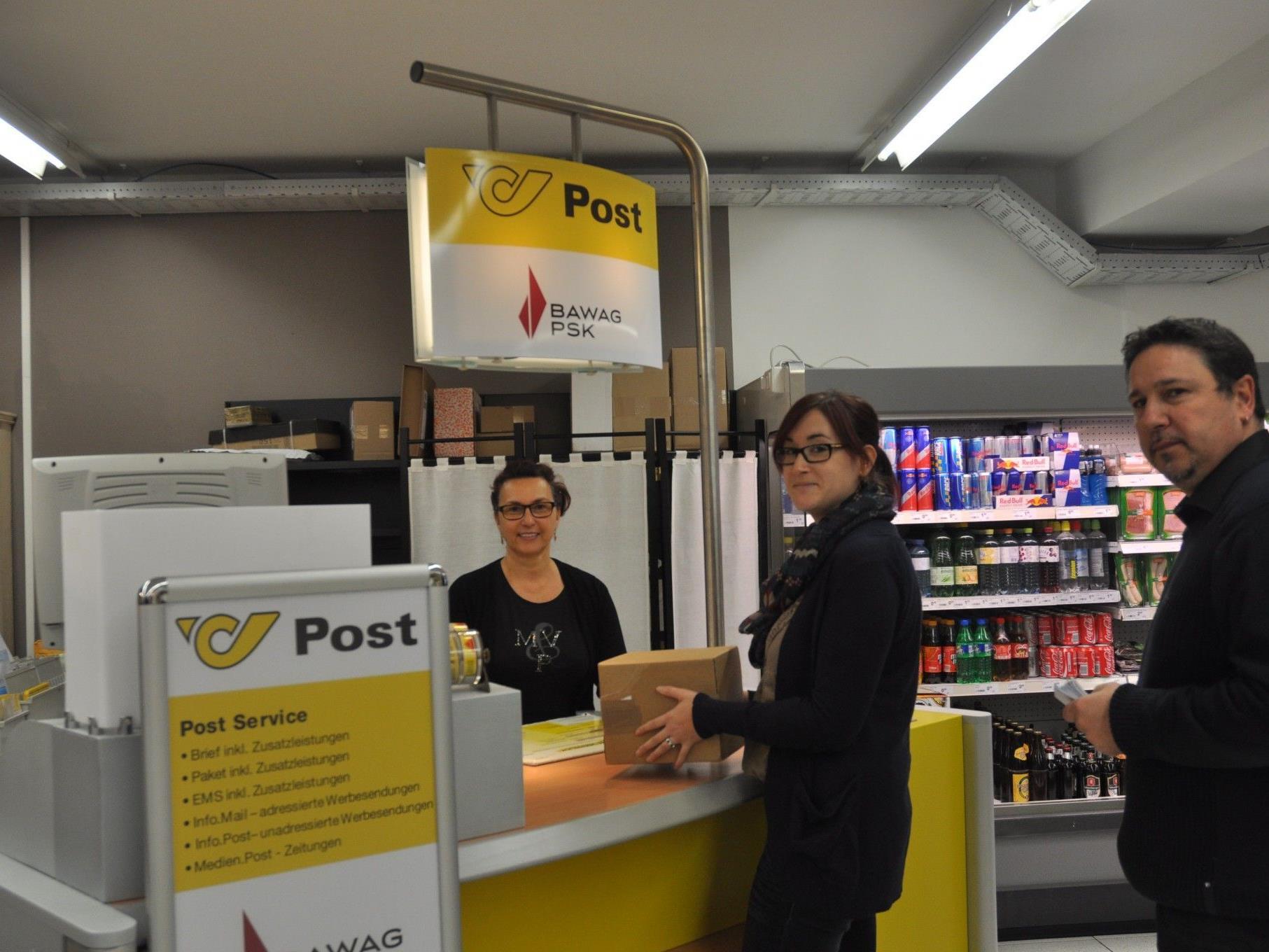 Margit Kratzer vom neuen Postpartner in Röthis freut sich über vielen Kundenkontakt.