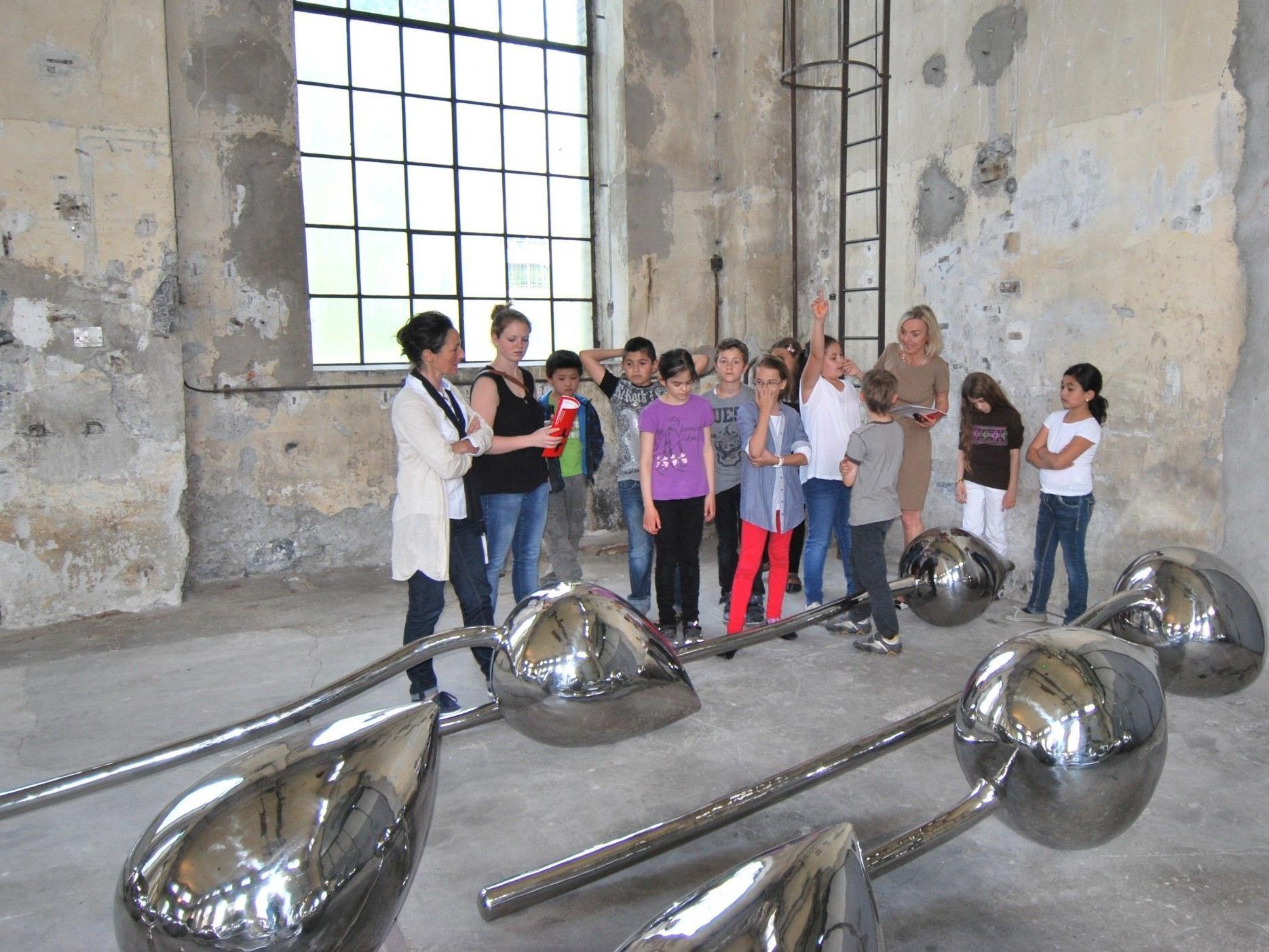Schüler besuchten den Kunstraum mit ihrer Lehrerin Birgit Luger