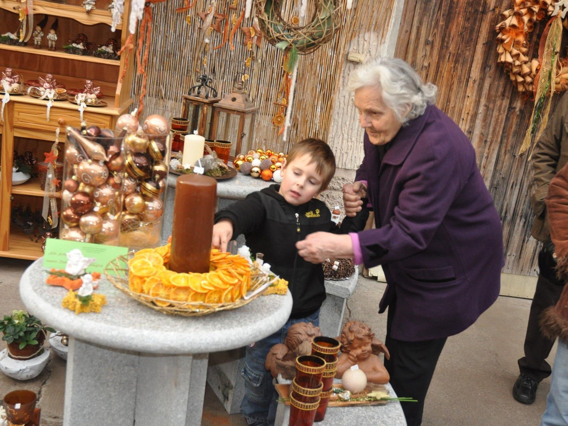 Auch der Oma und ihrem Enkel gefiel der Adventsmarkt bei der Gärtnerei Frick.
