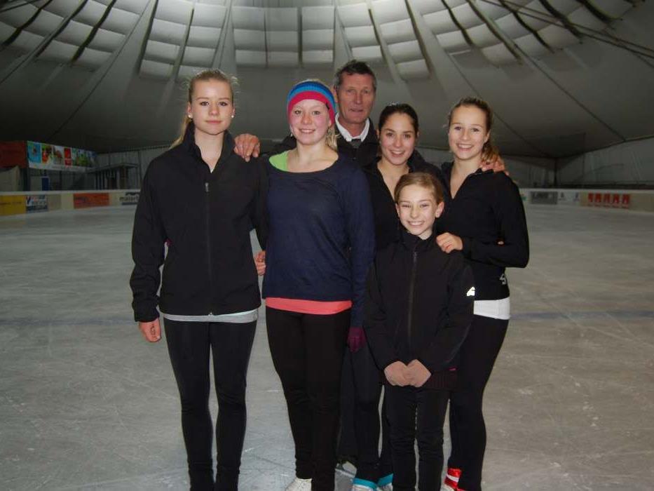 Die Leistungsläuferinnen des Eislaufvereins Montafon mit ihrem Trainer.
