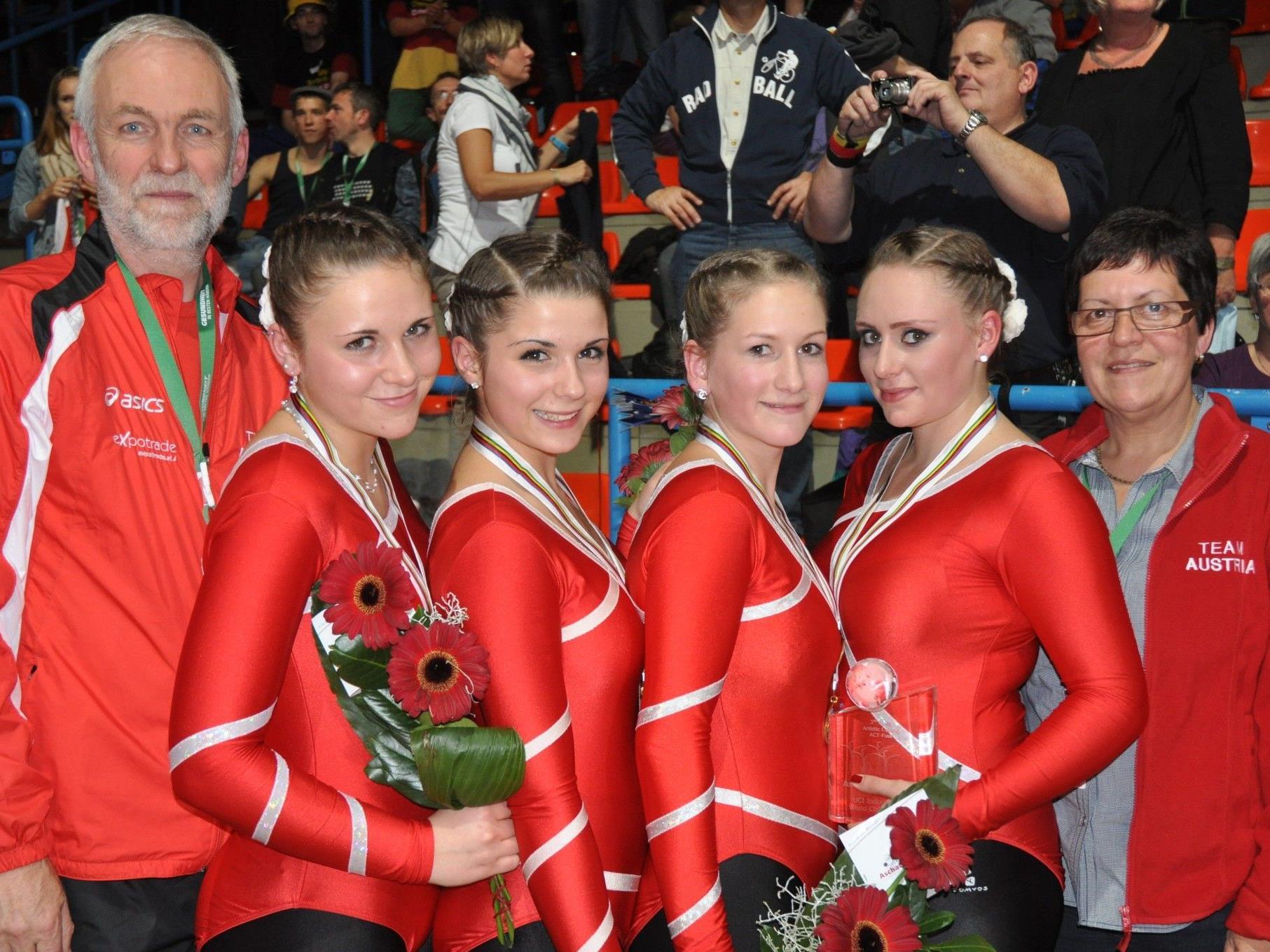 Die erfolgreichen Bronze Girls mit ihren Trainern werden vom RC Böhler Gisingen geehrt!